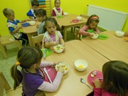 Kuchaři připravují bramborový salát